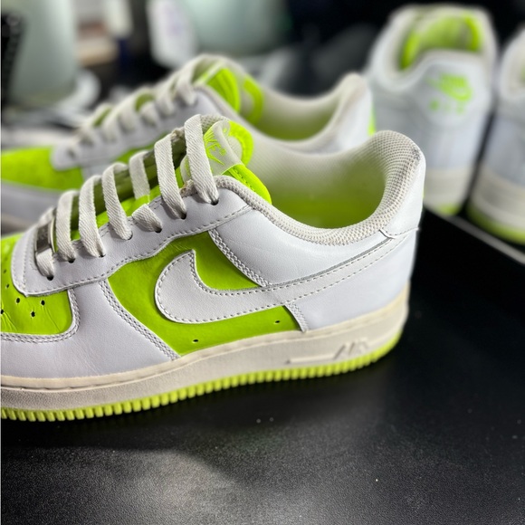 Women’s Nike Size 7.5 “VOLT” AF1’s - Picture 4 of 5